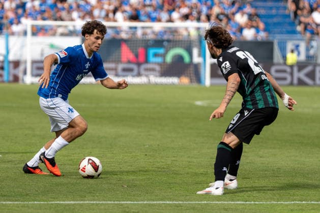2. Bundesliga: SV Darmstadt 98 vs Hannover 96, Merck-Stadion am Böllenfalltor, 30.08.2026 Am Ball Manolo Merx (SV Darmstadt 98, 48) im eins gegen eins mit Kolja Oudenne (Hannover 96, 29) 2. Bundesliga: SV Darmstadt 98 vs Hannover 96, Merck-Stadion am Böllenfalltor, 30.08.2026 DFB DFL REGULATIONS PROHIBIT ANY USE OF PHOTOGRAPHS AS IMAGE SEQUENCES AND OR QUASI-VIDEO. *** 2. Bundesliga: SV Darmstadt 98 vs. Hannover 96, Merck Stadium at Böllenfalltor, August 30, 2026. Manolo Merx of SV Darmstadt 98, age 48, in a one-on-one with Kolja Oudenne of Hannover 96, 29 2. Bundesliga SV Darmstadt 98 vs. Hannover 96, Merck Stadium at Böllenfalltor, August 30, 2026 DFB and DFL regulations prohibit any use of photographs as image sequences and or quasi-video. Copyright: xBEAUTIFULxSPORTS Hillx