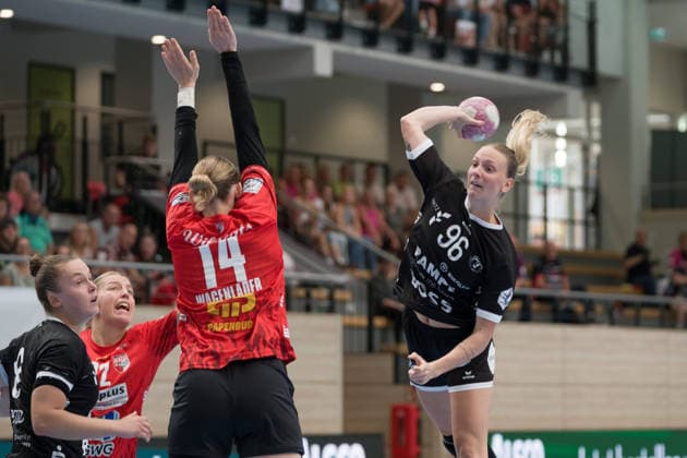 Tina Wagenlader (Halle, 14), Charlotte Cholevova (Tussies, 96), SV Union Halle-Neustadt vs. TuS Metzingen, 1. Handball Bundesliga Frauen, Saison 2026 27, 30.08.2026 Halle SWH Arena Sachsen-Anhalt Deutschland