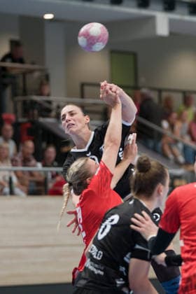 Gabriela Bitolo (Tussies, 22), Ilona Kieffer (Halle, 72), Ida Petzold (Tussies, 8), SV Union Halle-Neustadt vs. TuS Metzingen, 1. Handball Bundesliga Frauen, Saison 2026 27, 30.08.2026 Halle SWH Arena Sachsen-Anhalt Deutschland