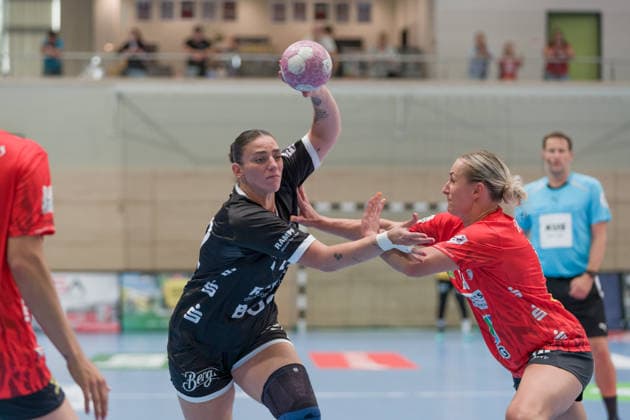 Gabriela Bitolo (Tussies, 22), Lea Gruber (Halle, 19), SV Union Halle-Neustadt vs. TuS Metzingen, 1. Handball Bundesliga Frauen, Saison 2026 27, 30.08.2026 Halle SWH Arena Sachsen-Anhalt Deutschland