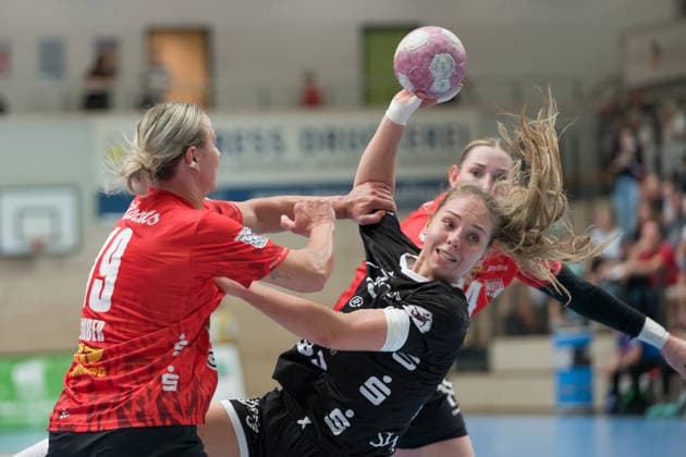 Lea Gruber (Halle, 19), Johanna Farkas (Tussies, 19), Marie Polakova (Halle, 23), SV Union Halle-Neustadt vs. TuS Metzingen, 1. Handball Bundesliga Frauen, Saison 2026 27, 30.08.2026 Halle SWH Arena Sachsen-Anhalt Deutschland