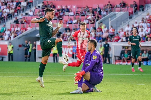 Deutschland: Fussball Bundesliga Saison 2026 - 2027, 1. Spieltag - SC Freiburg vs Werder Bremen - Europa Park Stadion (Freiburg): Mio Backhaus (SC Freiburg, 1) rettet den Torschuss von Ludovit Reis (Werder Bremen, 15) *** Germany Soccer Bundesliga 2026–2027 Season, Matchday 1: SC Freiburg vs. Werder Bremen at Europa-Park Stadium in Freiburg. Mio Backhaus (SC Freiburg) saves a shot on goal by Ludovit Reis (Werder Bremen), 15 Copyright: xJOERANxSTEINSIEKx