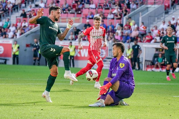 Deutschland: Fussball Bundesliga Saison 2026 - 2027, 1. Spieltag - SC Freiburg vs Werder Bremen - Europa Park Stadion (Freiburg): Mio Backhaus (SC Freiburg, 1) rettet den Torschuss von Ludovit Reis (Werder Bremen, 15) *** Germany Soccer Bundesliga 2026–2027 Season, Matchday 1: SC Freiburg vs. Werder Bremen at Europa-Park Stadium in Freiburg. Mio Backhaus (SC Freiburg) saves a shot on goal by Ludovit Reis (Werder Bremen), 15 Copyright: xJOERANxSTEINSIEKx