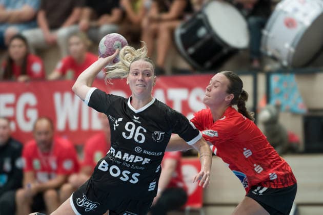 Charlotte Cholevova (Tussies, 96), Emma Hertha (Halle, 17), SV Union Halle-Neustadt vs. TuS Metzingen, 1. Handball Bundesliga Frauen, Saison 2026 27, 30.08.2026 Halle SWH Arena Sachsen-Anhalt Deutschland