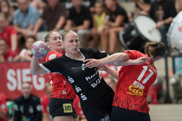 Marie Polakova (Halle, 23), Lotta Röpcke (Tussies, 14), Emma Hertha (Halle, 17), SV Union Halle-Neustadt vs. TuS Metzingen, 1. Handball Bundesliga Frauen, Saison 2026 27, 30.08.2026 Halle SWH Arena Sachsen-Anhalt Deutschland