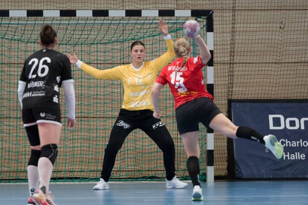 Torhueterin Marie Weiss (Tussies, 12), Fabienne Büch (Halle, 15), Siebenmeter, SV Union Halle-Neustadt vs. TuS Metzingen, 1. Handball Bundesliga Frauen, Saison 2026 27, 30.08.2026 Halle SWH Arena Sachsen-Anhalt Deutschland