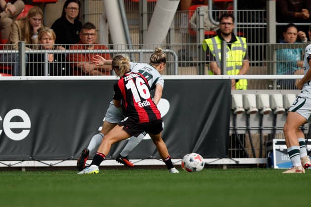 Fußball I Frauen I Bundesliga I Saison 2026-2027 I 2. Spieltag I Bayer 04 Leverkusen - VfL Wolfsburg I 30.08.2026 Sofie Zdebel (16, Bayer 04 Leverkusen) und Svenja Huth (10, VfL Wolfsburg) im Zweikampf Leverkusen Ulrich-Haberland-Stadion Niedersachsen Deutschland *** Soccer I Women s I Bundesliga I 2026–2027 Season I Matchday 2 I Bayer 04 Leverkusen vs. VfL Wolfsburg I August 30, 2026 Sofie Zdebel 16, Bayer 04 Leverkusen, and Svenja Huth 10, VfL Wolfsburg in a tackle at the Ulrich Haberland Stadium in Leverkusen, Lower Saxony, Germany Copyright: xLobeca CedricxSiefkerx