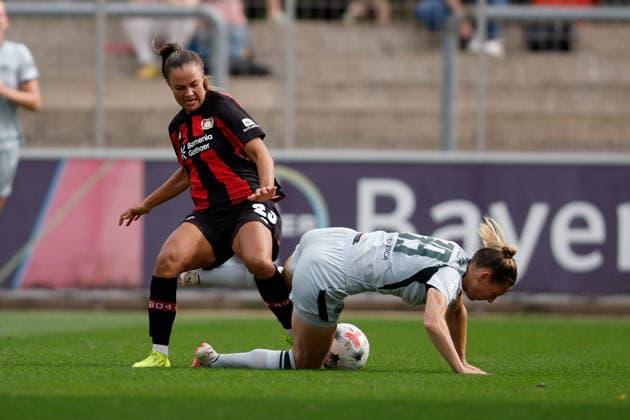 Fußball I Frauen I Bundesliga I Saison 2026-2027 I 2. Spieltag I Bayer 04 Leverkusen - VfL Wolfsburg I 30.08.2026 Maja Sternad (23, Bayer 04 Leverkusen) und Sarai Linder (39, VfL Wolfsburg) im Zweikampf Leverkusen Ulrich-Haberland-Stadion Niedersachsen Deutschland *** Soccer I Women s I Bundesliga I 2026–2027 Season I Matchday 2 I Bayer 04 Leverkusen vs. VfL Wolfsburg I August 30, 2026 Maja Sternad 23, Bayer 04 Leverkusen, and Sarai Linder 39, VfL Wolfsburg in a tackle at the Ulrich Haberland Stadium in Leverkusen, Lower Saxony, Germany Copyright: xLobeca CedricxSiefkerx