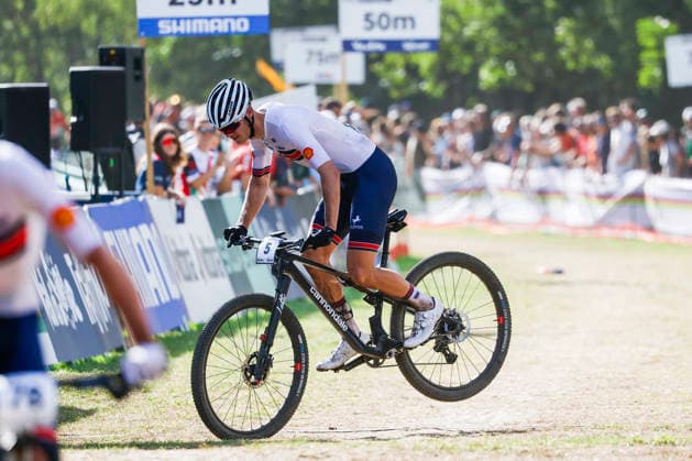 TRENTO, ITALY - AUGUST 30: Charlie Aldridge from Great Britain crosses the finish line with a 360, his trademark move during the Uci Mountainbike World Championship, WM, Weltmeisterschaft - Men Elite Cross-County World Championships at Val di Sole on August 30, 2026 in Trento, Italy. Trento Val di Sole Trento Italy Copyright: xJustPictures.ch FrancescoxMinghettix jp-en-EuSpIm-JP6_FRM_UCIWC_ManXCO_30Aug_000346