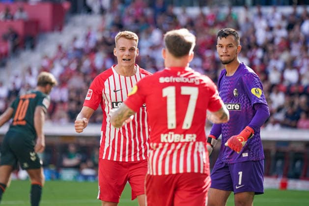 Deutschland: Fussball Bundesliga Saison 2026 - 2027, 1. Spieltag - SC Freiburg vs Werder Bremen - Europa Park Stadion (Freiburg): Philipp Lienhart (SC Freiburg, 3) Lukas Kübler (SC Freiburg, 17) Mio Backhaus (SC Freiburg, 1) *** Germany Soccer Bundesliga 2026–2027 Season, Matchday 1: SC Freiburg vs. Werder Bremen at Europa-Park Stadium, Freiburg; Philipp Lienhart (SC Freiburg), 3; Lukas Kübler (SC Freiburg), 1; Mio Backhaus (SC Freiburg), 1 Copyright: xJOERANxSTEINSIEKx