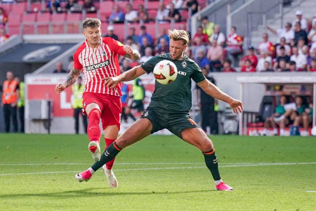 Deutschland: Fussball Bundesliga Saison 2026 - 2027, 1. Spieltag - SC Freiburg vs Werder Bremen - Europa Park Stadion (Freiburg): Niclas Füllkrug Niclas Fullkrug (Werder Bremen, 10) wird auf dem Weg zum Tor von Lukas Kübler (SC Freiburg, 17) vom Ball getrennt *** Germany Soccer Bundesliga 2026–2027 Season, Matchday 1: SC Freiburg vs. Werder Bremen at Europa-Park Stadium in Freiburg. Niclas Füllkrug (Werder Bremen) is separated from the ball by Lukas Kübler (SC Freiburg, No. 17) as he heads toward the goal. Copyright: xJOERANxSTEINSIEKx