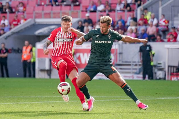 Deutschland: Fussball Bundesliga Saison 2026 - 2027, 1. Spieltag - SC Freiburg vs Werder Bremen - Europa Park Stadion (Freiburg): Niclas Füllkrug Niclas Fullkrug (Werder Bremen, 10) wird auf dem Weg zum Tor von Lukas Kübler (SC Freiburg, 17) vom Ball getrennt *** Germany Soccer Bundesliga 2026–2027 Season, Matchday 1: SC Freiburg vs. Werder Bremen at Europa-Park Stadium in Freiburg. Niclas Füllkrug (Werder Bremen) is separated from the ball by Lukas Kübler (SC Freiburg, No. 17) as he heads toward the goal. Copyright: xJOERANxSTEINSIEKx