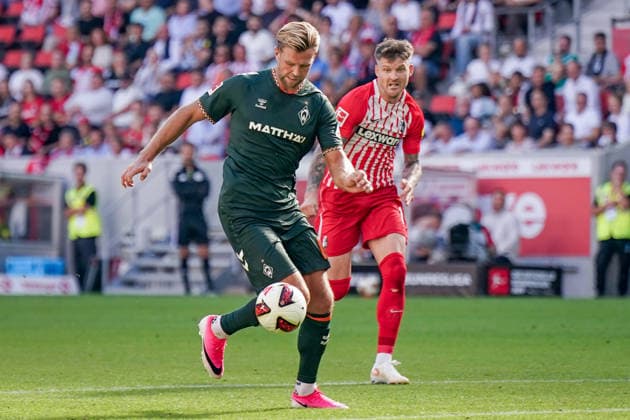 Deutschland: Fussball Bundesliga Saison 2026 - 2027, 1. Spieltag - SC Freiburg vs Werder Bremen - Europa Park Stadion (Freiburg): Niclas Füllkrug Niclas Fullkrug (Werder Bremen, 10) wird auf dem Weg zum Tor von Lukas Kübler (SC Freiburg, 17) vom Ball getrennt *** Germany Soccer Bundesliga 2026–2027 Season, Matchday 1: SC Freiburg vs. Werder Bremen at Europa-Park Stadium in Freiburg. Niclas Füllkrug (Werder Bremen) is separated from the ball by Lukas Kübler (SC Freiburg, No. 17) as he heads toward the goal. Copyright: xJOERANxSTEINSIEKx