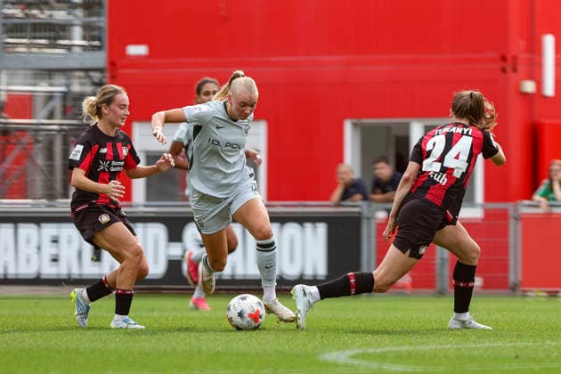 30.08.2026, GER, Fussball, Frauen, Google-Pixel Frauen- Bundesliga , Saison 2026 2027, Bayer 04 Leverkusen - VfL Wolfsburg Edda Peddemors (Wolfsburg) und Lilla Turanyi (B04) im Kampf um den Ball vor dem 0:1 Leverkusen Ulrich-Haberland-Stadion Nordrhein-Westfalen Deutschland *** August 30, 2026, GER, Soccer, Women s, Google Pixel Women s Bundesliga, 2026–2027 season, Bayer 04 Leverkusen vs. VfL Wolfsburg: Edda Peddemor of Wolfsburg and Lilla Turanyi of B04 battle for the ball before the 0–1 win for Leverkusen at Ulrich Haberland Stadium in North Rhine-Westphalia, Germany Copyright: xAdrianxSchlüterx