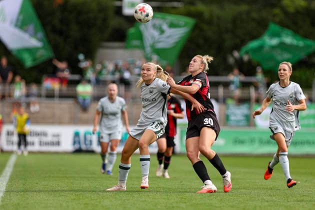 30.08.2026, GER, Fussball, Frauen, Google-Pixel Frauen- Bundesliga , Saison 2026 2027, Bayer 04 Leverkusen - VfL Wolfsburg Anny Kerim-Lindland (WOB) und Carolin Simon (B04) im Kampf um den Ball Leverkusen Ulrich-Haberland-Stadion Nordrhein-Westfalen Deutschland *** August 30, 2026, GER, Soccer, Women s, Google Pixel Women s Bundesliga, 2026–2027 season, Bayer 04 Leverkusen vs. VfL Wolfsburg, Anny Kerim Lindland (WOB) and Carolin Simon (B04) battling for the ball at the Ulrich Haberland Stadium in Leverkusen, North Rhine-Westphalia, Germany Copyright: xAdrianxSchlüterx
