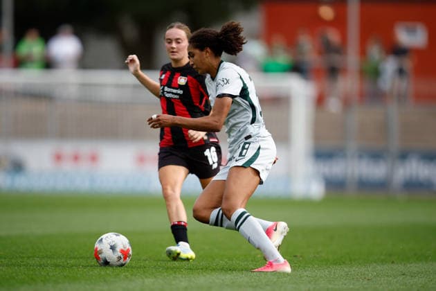 Fußball I Frauen I Bundesliga I Saison 2026-2027 I 2. Spieltag I Bayer 04 Leverkusen - VfL Wolfsburg I 30.08.2026 Sofie Zdebel (16, Bayer 04 Leverkusen) und Cora Zicai (28, VfL Wolfsburg) im Zweikampf Leverkusen Ulrich-Haberland-Stadion Niedersachsen Deutschland *** Soccer I Women s I Bundesliga I 2026–2027 Season I Matchday 2 I Bayer 04 Leverkusen vs. VfL Wolfsburg I August 30, 2026 Sofie Zdebel, 16, Bayer 04 Leverkusen, and Cora Zicai, 28, VfL Wolfsburg in a tackle at the Ulrich Haberland Stadium in Leverkusen, Lower Saxony, Germany Copyright: xLobeca CedricxSiefkerx