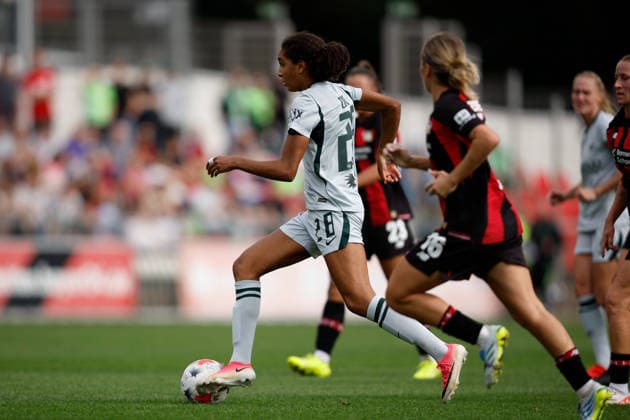 Fußball I Frauen I Bundesliga I Saison 2026-2027 I 2. Spieltag I Bayer 04 Leverkusen - VfL Wolfsburg I 30.08.2026 Cora Zicai (28, VfL Wolfsburg) dribbelt mit dem Ball in den Strafraum. Leverkusen Ulrich-Haberland-Stadion Niedersachsen Deutschland *** Soccer Women s Bundesliga 2026–2027 Season Matchday 2 Bayer 04 Leverkusen vs. VfL Wolfsburg August 30, 2026 Cora Zicai 28, VfL Wolfsburg dribbles the ball into the penalty area at Leverkusen’s Ulrich Haberland Stadium in Lower Saxony, Germany Copyright: xLobeca CedricxSiefkerx