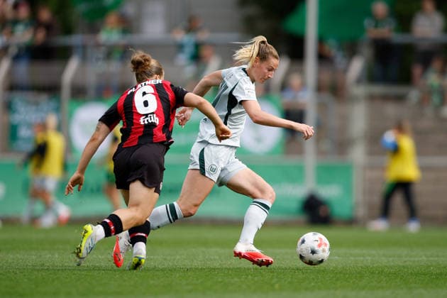 Fußball I Frauen I Bundesliga I Saison 2026-2027 I 2. Spieltag I Bayer 04 Leverkusen - VfL Wolfsburg I 30.08.2026 Paulina Platner (6, Bayer 04 Leverkusen) und Camilla Küver (16, VfL Wolfsburg) im Duell um den Ball. Leverkusen Ulrich-Haberland-Stadion Niedersachsen Deutschland *** Soccer I Women s I Bundesliga I 2026–2027 Season I Matchday 2 I Bayer 04 Leverkusen vs. VfL Wolfsburg I August 30, 2026 Paulina Platner 6, Bayer 04 Leverkusen, and Camilla Küver 16, VfL Wolfsburg battle for the ball at the Ulrich Haberland Stadium in Leverkusen, Lower Saxony, Germany Copyright: xLobeca CedricxSiefkerx