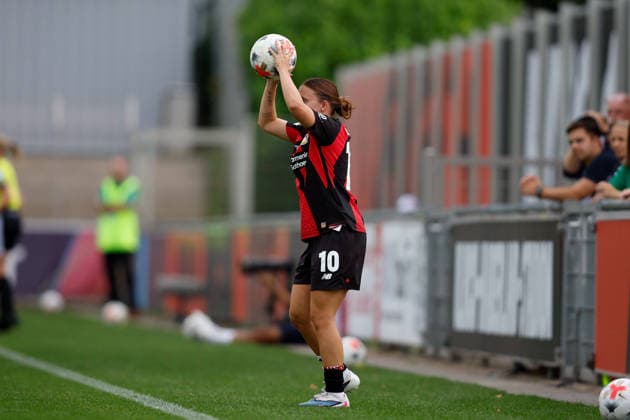 Fußball I Frauen I Bundesliga I Saison 2026-2027 I 2. Spieltag I Bayer 04 Leverkusen - VfL Wolfsburg I 30.08.2026 Estrella Merino Gonzalez (10, Bayer 04 Leverkusen) wirft den Ball ein Freisteller, Nahaufnahme, Porträt, Portrait, Einzelfoto, Einzelbild, Körper Leverkusen Ulrich-Haberland-Stadion Niedersachsen Deutschland *** Soccer I Women s I Bundesliga I 2026–2027 Season I Matchday 2 I Bayer 04 Leverkusen vs. VfL Wolfsburg I August 30, 2026 Estrella Merino Gonzalez 10, Bayer 04 Leverkusen takes a throw-in; close-up; portrait; single photo; single image; body; Leverkusen; Ulrich Haberland Stadium; Lower Saxony; Germany Copyright: xLobeca CedricxSiefkerx
