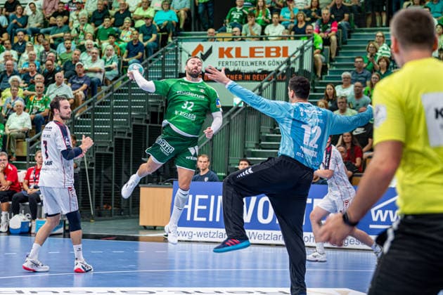 OPEL Handball Bundesliga; HSG Wetzlar - SG BBM Bietigheim, 30.08.26 Nikolaj Laesoe (HSG Wetzlar, 32), Torwart Martin Tomovski (SG BBM Bietigheim, 12), Dominik Claus (SG BBM Bietigheim, 7) OPEL Handball Bundesliga; HSG Wetzlar - SG BBM Bietigheim: Wetzlar, 30.08.26 Copyright: xBEAUTIFULxSPORTS Roeczeyx