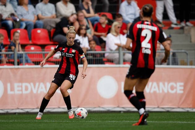 Fußball I Frauen I Bundesliga I Saison 2026-2027 I 2. Spieltag I Bayer 04 Leverkusen - VfL Wolfsburg I 30.08.2026 l30 nimmt den Pass von Selina Ostermeier (2, Bayer 04 Leverkusen) an. Leverkusen Ulrich-Haberland-Stadion Niedersachsen Deutschland *** Soccer I Women s I Bundesliga I 2026–2027 Season I Matchday 2 I Bayer 04 Leverkusen vs. VfL Wolfsburg I August 30, 2026 30 receives a pass from Selina Ostermeier 2, Bayer 04 Leverkusen at the Ulrich Haberland Stadium in Lower Saxony, Germany Copyright: xLobeca CedricxSiefkerx