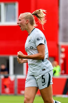 Leverkusen, Deutschland: 30.08.2026 - 1. Frauenbundesliga 2026 2027 - Bayer Leverkusen Frauen vs. VfL Wolfsburg Frauen Im Bild: Torschützin Ella Peddemors (Wolfsburg) macht das Tor zum 1:0 für Wolfsburg und jubelt *** Leverkusen, Germany, August 30, 2026, Women s Bundesliga 2026–2027, Bayer Leverkusen Women vs. VfL Wolfsburg Women. Pictured: Goal scorer Ella Peddemor of Wolfsburg scores the 1–0 goal for Wolfsburg and celebrates. Copyright: HMBxMedia MadeleinexFantini