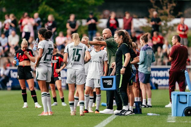 30.08.26, Women, Football, Google Pixel Frauen Bundesliga, Season 2026 2027, Bayer 04 Leverkusen - VfL Wolfsburg, Matchday 2 Stephan Lerch (Head Coach - VfL Wolfsburg) giving instructions to his players Leverkusen Ulrich-Haberland-Stadion NRW Deutschland