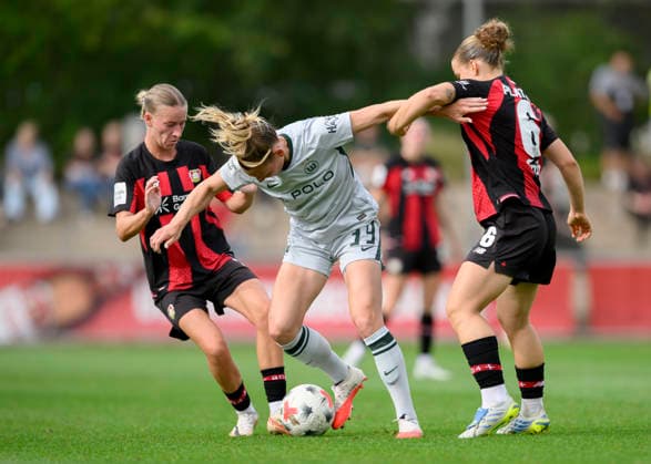 (l-r) Müller Marlene (LEV), Sarai LINDER (WOB), Platner Paulina (LEV) Aktion, Zweikampf. Fussball Google Pixel Frauen 1. Bundesliga, 2. Spieltag, Bayer 04 Leverkusen (LEV) - VfL Wolfsburg (WOB), am 30.08.2026 in Leverkusen Deutschland Ulrich-Haberland-Stadion *** Marlene Müller (LEV), Sarai LINDER (WOB), Paulina Platner (LEV) – Action, soccer tackle, Google Pixel, Women s Bundesliga 1, Matchday 2, Bayer 04 Leverkusen (LEV) vs. VfL Wolfsburg (WOB), on August 30, 2026, in Leverkusen, Germany, at Ulrich Haberland Stadium