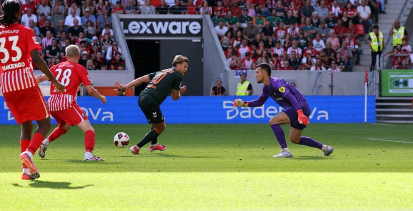 30.08.26 SC Freiburg - SV Werder Bremen Deutschland, Freiburg, 30.08.2026, Fussball, Bundesliga, Saison 2026 2027, SC Freiburg - SV Werder Bremen: v.l. Niclas Füllkrug (SV Werder Bremen), Mio Backhaus (SC Freiburg). *** August 30, 2026 SC Freiburg vs. SV Werder Bremen Germany, Freiburg, August 30, 2026, Soccer, Bundesliga, 2026–2027 Season, SC Freiburg vs. SV Werder Bremen; from left: Niclas Füllkrug (SV Werder Bremen), Mio Backhaus (SC Freiburg)