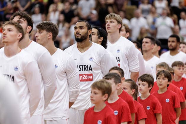 BASKETBALL - FIBA EuroBasket, quali, AUT vs MKD VIENNA,AUSTRIA,30.AUG.26 - BASKETBALL - FIBA EuroBasket 2029 Pre-Qualifier, Austria vs North Macedonia. Image shows the team of AUT during the hymn.  GEPAxpictures xArminxRauthner