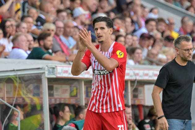 Igor Matanovic (SC Freiburg, 31) klatscht und bedankt sich bei den Fans. GER, SC Freiburg vs Werder Bremen, Fussball, Bundesliga, 1. Spieltag, Saison 2026 2027, 30.08.2026 DFL DFB REGULATIONS PROHIBIT ANY USE OF PHOTOGRAPHS AS IMAGE SEQUENCES AND OR QUASI-VIDEO GER, SC Freiburg vs Werder Bremen, Fussball, Bundesliga, 1. Spieltag, Saison 2026 2027, 30.08.2026 Freiburg *** Igor Matanovic of SC Freiburg, 31, claps and thanks the fans GER, SC Freiburg vs. Werder Bremen, Soccer, Bundesliga, Matchday 1, 2026–2027 Season, August 30, 2026 DFL and DFB regulations prohibit any use of photographs as image sequences and or quasi-video GER, SC Freiburg vs. Werder Bremen, Soccer, Bundesliga, Matchday 1, 2026–2027 season, August 30, 2026, Freiburg Copyright: xEibner-Pressefotox EP_THS