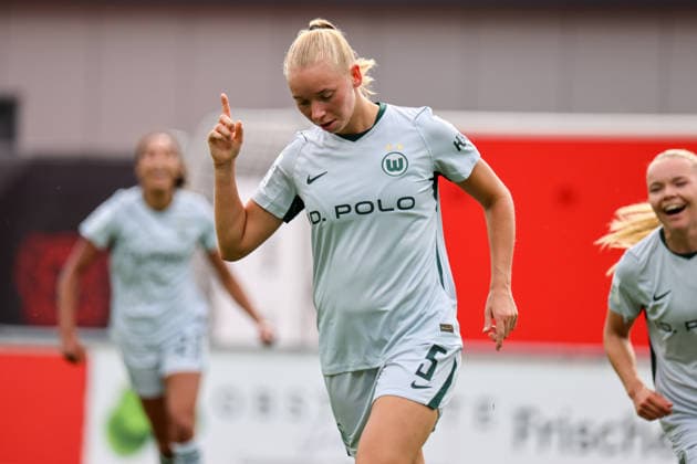 Leverkusen, Deutschland: 30.08.2026 - 1. Frauenbundesliga 2026 2027 - Bayer Leverkusen Frauen vs. VfL Wolfsburg Frauen Im Bild: Torschützin Ella Peddemors (Wolfsburg) macht das Tor zum 1:0 für Wolfsburg und jubelt *** Leverkusen, Germany, August 30, 2026, Women s Bundesliga 2026–2027, Bayer Leverkusen Women vs. VfL Wolfsburg Women. Pictured: Goal scorer Ella Peddemor of Wolfsburg scores the 1–0 goal for Wolfsburg and celebrates. Copyright: HMBxMedia MadeleinexFantini