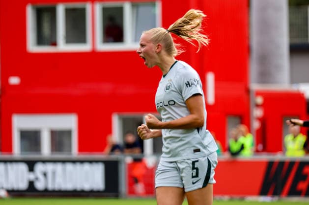 Leverkusen, Deutschland: 30.08.2026 - 1. Frauenbundesliga 2026 2027 - Bayer Leverkusen Frauen vs. VfL Wolfsburg Frauen Im Bild: Torschützin Ella Peddemors (Wolfsburg) macht das Tor zum 1:0 für Wolfsburg und jubelt *** Leverkusen, Germany, August 30, 2026, Women s Bundesliga 2026–2027, Bayer Leverkusen Women vs. VfL Wolfsburg Women. Pictured: Goal scorer Ella Peddemor of Wolfsburg scores the 1–0 goal for Wolfsburg and celebrates. Copyright: HMBxMedia MadeleinexFantini