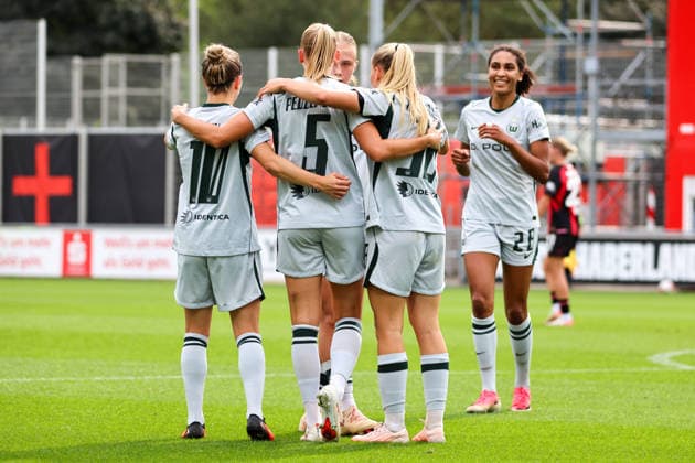 Leverkusen, Deutschland: 30.08.2026 - 1. Frauenbundesliga 2026 2027 - Bayer Leverkusen Frauen vs. VfL Wolfsburg Frauen Im Bild: v.li. die Zweite Torschützin Ella Peddemors (Wolfsburg) macht das Tor zum 1:0 für Wolfsburg und jubelt mit Svenja Huth (Wolfsburg) und Anny Kerim-Lindland (Wolfsburg) *** Leverkusen, Germany August 30, 2026 Women s Bundesliga 2026–2027 Bayer Leverkusen Women vs. VfL Wolfsburg Women Pictured from left: Second goal scorer Ella Peddemor of Wolfsburg scores the 1–0 goal for Wolfsburg and celebrates with Svenja Huth of Wolfsburg and Anny Kerim Lindland (Wolfsburg) Copyright: HMBxMedia MadeleinexFantini