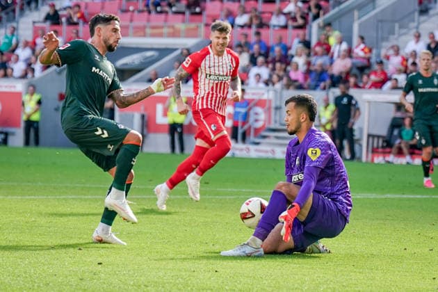 Deutschland: Fussball Bundesliga Saison 2026 - 2027, 1. Spieltag - SC Freiburg vs Werder Bremen - Europa Park Stadion (Freiburg): Mio Backhaus (SC Freiburg, 1) rettet den Torschuss von Ludovit Reis (Werder Bremen, 15) *** Germany Soccer Bundesliga 2026–2027 Season, Matchday 1: SC Freiburg vs. Werder Bremen at Europa-Park Stadium in Freiburg. Mio Backhaus (SC Freiburg) saves a shot on goal by Ludovit Reis (Werder Bremen), 15 Copyright: xJOERANxSTEINSIEKx
