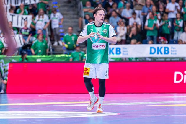 Leif Tissier (TSV Hannover-Burgdorf, Nr. 7) (v.l.), TSV Hannover-Burgdorf (grün) gegen Rhein-Neckar Löwen (gelb) am 1. Spieltag der Saison 2026 2027 in der Opel Handball-Bundesliga (30.08.2026, ZAG Arena (Hannover, GER), Copyright: xJanxGuentherx xTSVxHannover-Burgdorfx