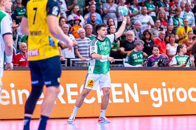 Renars Uscins (TSV Hannover-Burgdorf, Nr. 10) (v.l.), TSV Hannover-Burgdorf (grün) gegen Rhein-Neckar Löwen (gelb) am 1. Spieltag der Saison 2026 2027 in der Opel Handball-Bundesliga (30.08.2026, ZAG Arena (Hannover, GER), Copyright: xJanxGuentherx xTSVxHannover-Burgdorfx