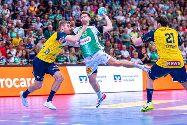 Renars Uscins (TSV Hannover-Burgdorf, Nr. 10) (v.l.), TSV Hannover-Burgdorf (grün) gegen Rhein-Neckar Löwen (gelb) am 1. Spieltag der Saison 2026 2027 in der Opel Handball-Bundesliga (30.08.2026, ZAG Arena (Hannover, GER), Copyright: xJanxGuentherx xTSVxHannover-Burgdorfx