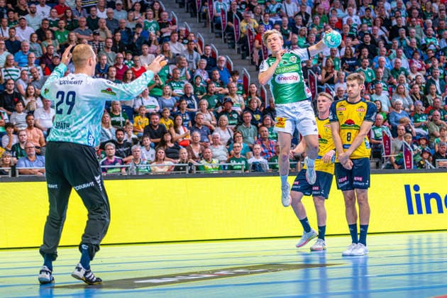 Daniel Weber (TSV Hannover-Burgdorf, Nr. 58) (v.l.), TSV Hannover-Burgdorf (grün) gegen Rhein-Neckar Löwen (gelb) am 1. Spieltag der Saison 2026 2027 in der Opel Handball-Bundesliga (30.08.2026, ZAG Arena (Hannover, GER), Copyright: xJanxGuentherx xTSVxHannover-Burgdorfx