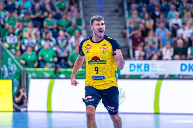 Jacob Arenth Lassen (Rhein-Neckar Löwen, Nr. 9) (v.l.), TSV Hannover-Burgdorf (grün) gegen Rhein-Neckar Löwen (gelb) am 1. Spieltag der Saison 2026 2027 in der Opel Handball-Bundesliga (30.08.2026, ZAG Arena (Hannover, GER), Copyright: xJanxGuentherx xTSVxHannover-Burgdorfx