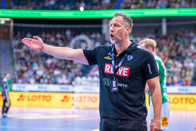 Maik Machulla (Rhein-Neckar Löwen, Trainer) (v.l.), TSV Hannover-Burgdorf (grün) gegen Rhein-Neckar Löwen (gelb) am 1. Spieltag der Saison 2026 2027 in der Opel Handball-Bundesliga (30.08.2026, ZAG Arena (Hannover, GER), Copyright: xJanxGuentherx xTSVxHannover-Burgdorfx