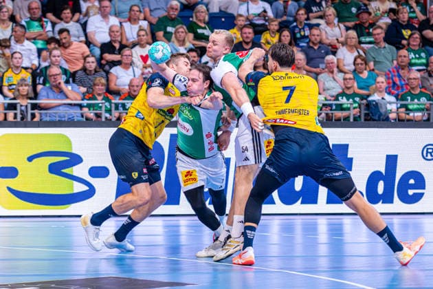 Tim Nothdurft (Rhein-Neckar Löwen, Nr. 8) Leif Tissier (TSV Hannover-Burgdorf, Nr. 7) Justus Fischer (TSV Hannover-Burgdorf, Nr. 54) Robert Timmermeister (Rhein-Neckar Löwen, Nr. 7) (v.l.), TSV Hannover-Burgdorf (grün) gegen Rhein-Neckar Löwen (gelb) am 1. Spieltag der Saison 2026 2027 in der Opel Handball-Bundesliga (30.08.2026, ZAG Arena (Hannover, GER), Copyright: xJanxGuentherx xTSVxHannover-Burgdorfx