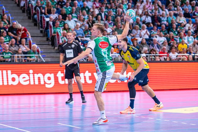 August Pedersen (TSV Hannover-Burgdorf, Nr. 17) (v.l.), TSV Hannover-Burgdorf (grün) gegen Rhein-Neckar Löwen (gelb) am 1. Spieltag der Saison 2026 2027 in der Opel Handball-Bundesliga (30.08.2026, ZAG Arena (Hannover, GER), Copyright: xJanxGuentherx xTSVxHannover-Burgdorfx