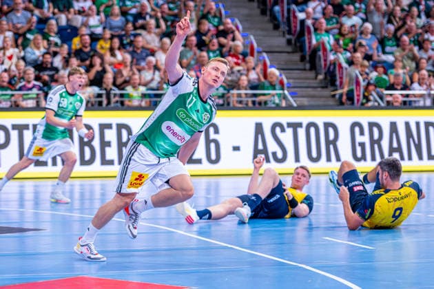 August Pedersen (TSV Hannover-Burgdorf, Nr. 17) (v.l.), TSV Hannover-Burgdorf (grün) gegen Rhein-Neckar Löwen (gelb) am 1. Spieltag der Saison 2026 2027 in der Opel Handball-Bundesliga (30.08.2026, ZAG Arena (Hannover, GER), Copyright: xJanxGuentherx xTSVxHannover-Burgdorfx