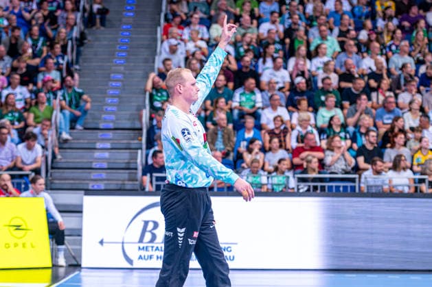 David Späth (Rhein-Neckar Löwen, Nr. 29) (v.l.), TSV Hannover-Burgdorf (grün) gegen Rhein-Neckar Löwen (gelb) am 1. Spieltag der Saison 2026 2027 in der Opel Handball-Bundesliga (30.08.2026, ZAG Arena (Hannover, GER), Copyright: xJanxGuentherx xTSVxHannover-Burgdorfx