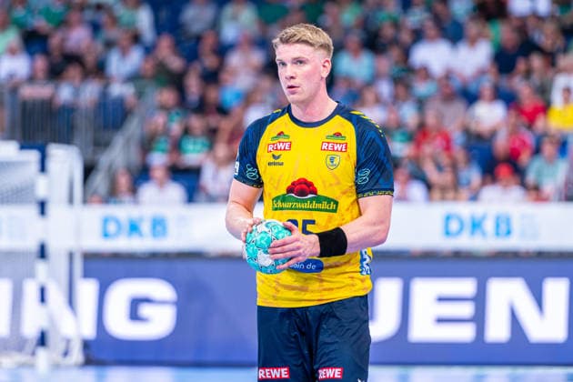 Haukur Thrastarson (Rhein-Neckar Löwen, Nr. 25) (v.l.), TSV Hannover-Burgdorf (grün) gegen Rhein-Neckar Löwen (gelb) am 1. Spieltag der Saison 2026 2027 in der Opel Handball-Bundesliga (30.08.2026, ZAG Arena (Hannover, GER), Copyright: xJanxGuentherx xTSVxHannover-Burgdorfx