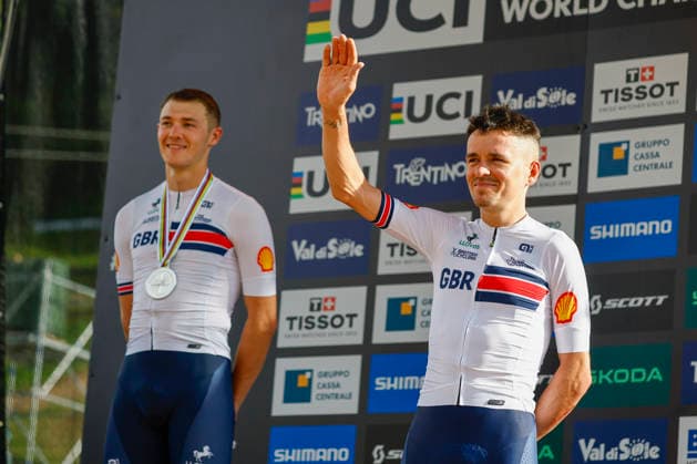 TRENTO, ITALY - AUGUST 30: Thomas Pidcock from Great Britain R) celebrates victory during the Uci Mountainbike World Championship, WM, Weltmeisterschaft - Men Elite Cross-County World Championships at Val di Sole on August 30, 2026 in Trento, Italy. Trento Val di Sole Trento Italy Copyright: xJustPictures.ch FrancescoxMinghettix jp-en-EuSpIm-JP6_FRM_UCIWC_ManXCO_30Aug_000355