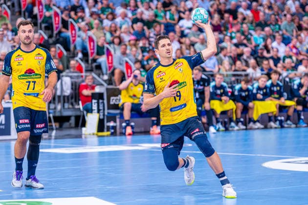 Marius Steinhauser (Rhein-Neckar Löwen, Nr. 19) (v.l.), TSV Hannover-Burgdorf (grün) gegen Rhein-Neckar Löwen (gelb) am 1. Spieltag der Saison 2026 2027 in der Opel Handball-Bundesliga (30.08.2026, ZAG Arena (Hannover, GER), Copyright: xJanxGuentherx xTSVxHannover-Burgdorfx