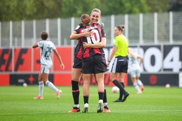 30.08.2026, GER, Fussball, Frauen, Google-Pixel Frauen- Bundesliga , Saison 2026 2027, Bayer 04 Leverkusen - VfL Wolfsburg Selina Ostermeier (B04) Torjubel, jubelt nach ihrem Treffer zum 1:1 mit Estrella Merino (B04) Leverkusen Ulrich-Haberland-Stadion Nordrhein-Westfalen Deutschland *** August 30, 2026, Germany, Soccer, Women s, Google Pixel Women s Bundesliga, 2026–2027 season, Bayer 04 Leverkusen vs. VfL Wolfsburg, Selina Ostermeier (B04) celebrates her goal to tie the score at 1–1 with Estrella Merino (B04) at Ulrich Haberland Stadium in North Rhine-Westphalia, Germany Copyright: xAdrianxSchlüterx