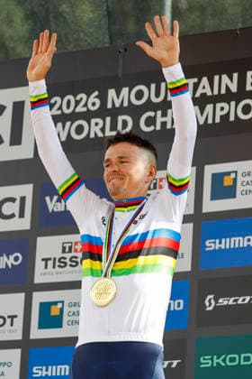 TRENTO, ITALY - AUGUST 30: Thomas Pidcock from Great Britain celebrates his gold medal during the Uci Mountainbike World Championship, WM, Weltmeisterschaft - Men Elite Cross-County World Championships at Val di Sole on August 30, 2026 in Trento, Italy. Trento Val di Sole Trento Italy Copyright: xJustPictures.ch FrancescoxMinghettix jp-en-EuSpIm-JP6_FRM_UCIWC_ManXCO_30Aug_000357